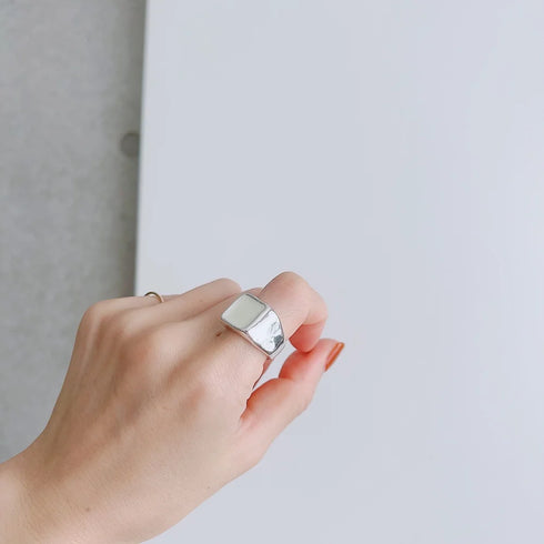 Lulu signet ring